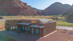 Kanab Villa Oasis New luxury home in upscale neighborhood with rooftop deck